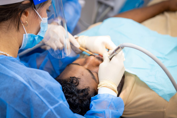 جامعة عجمان تقدم خدمات طب الأسنان لموظفي 
