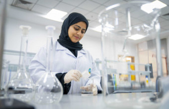 جامعة عجمان تحقق المرتبة الأولى في دولة الإمارات في تخصصي الفنون والتصميم، والصيدلة والعلوم الصيدلانية