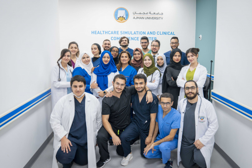 كيف يسهم برنامج دكتور  في الطب بجامعة عجمان في تمكين الطلبة وبناء مسيرتهم المهنية؟