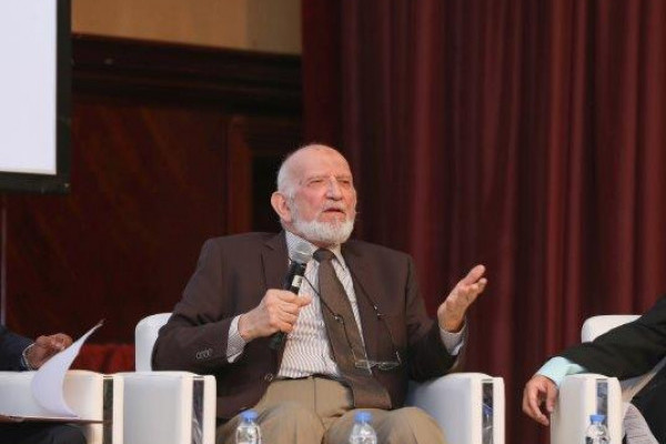 مناظرة حول الانفتاح على التكنولوجيا المعاصرة في جامعة عجمان