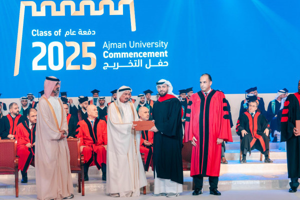 حميد بن راشد يشهد حفل تخريج الفوج الأول لعام 2025 من طلبة جامعة عجمان