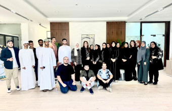 طلاب وخريجو كلية الإعلام في زيارة مهنية لمؤسسة دبي للإعلام