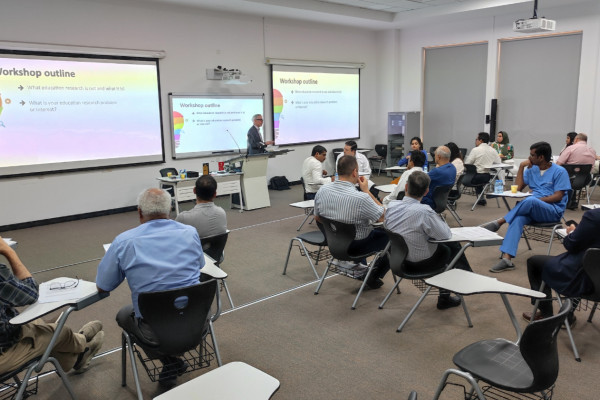 جامعة عجمان تستضيف البروفيسور ميكائيل لتعزيز جودة التعليم