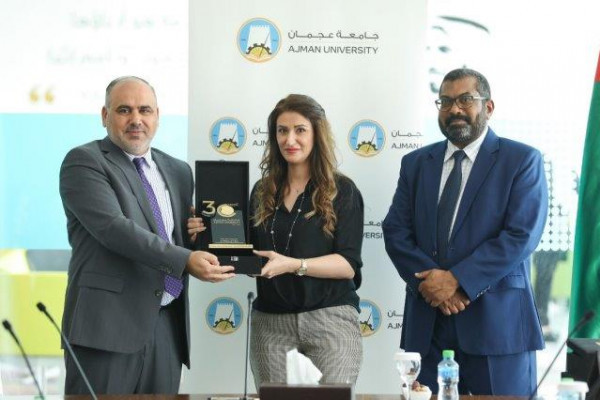 جامعة عجمان تكرم دور النشر المشاركة في معارض الكتاب