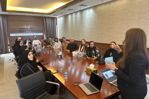 طلاب وخريجو كلية الإعلام في زيارة مهنية لمؤسسة دبي للإعلام